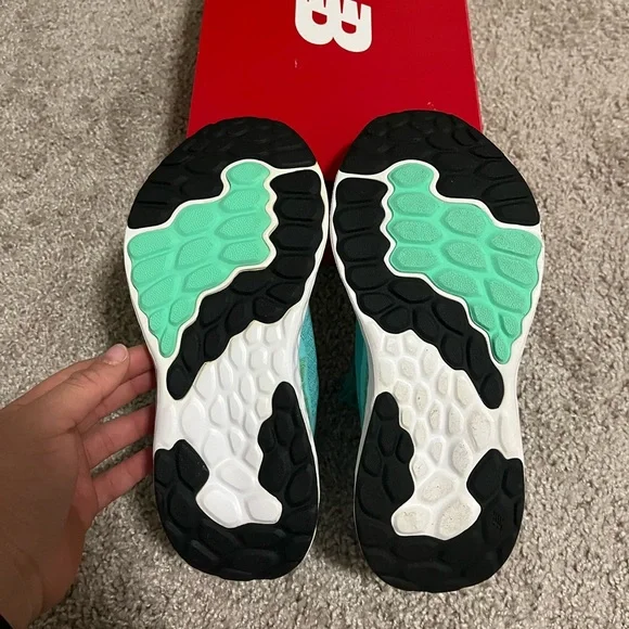 New Balance Women's Fresh Foam Arishi v4 in Green/White/Blue Mesh - Picture 5 of 5